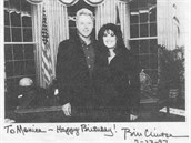 Rok 1997 a jeden ze snímk, na kterém Clinton pózuje s Lewinskou.