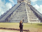 Meg u Chichén Itzá v Mexiku.