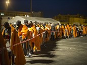 Afrití uprchlíci stojí ve dne v noci v sicilském pístavu, aby zkusili poádat...