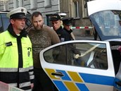 Karla Kadlece zatýká policie.