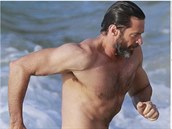 Hugh Jackman proívá vrchol své muské krásy. Jeho muskulatura dostane i vás!