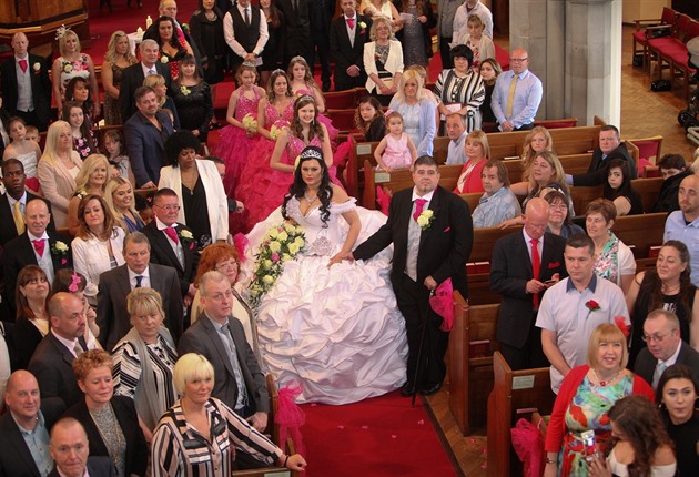 Samostatnou kapitolou jsou pak svatební aty, které na sebe Rebekah rvala...