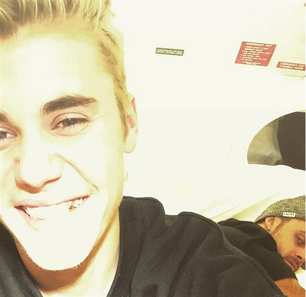 Justin Bieber se pochlubil zlatým zubem