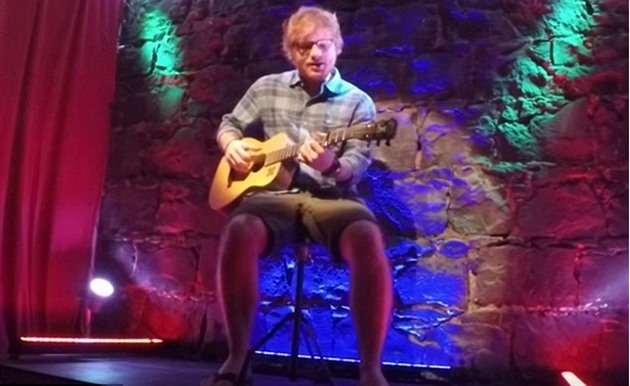 Ed Sheeran vystoupil v peep show!