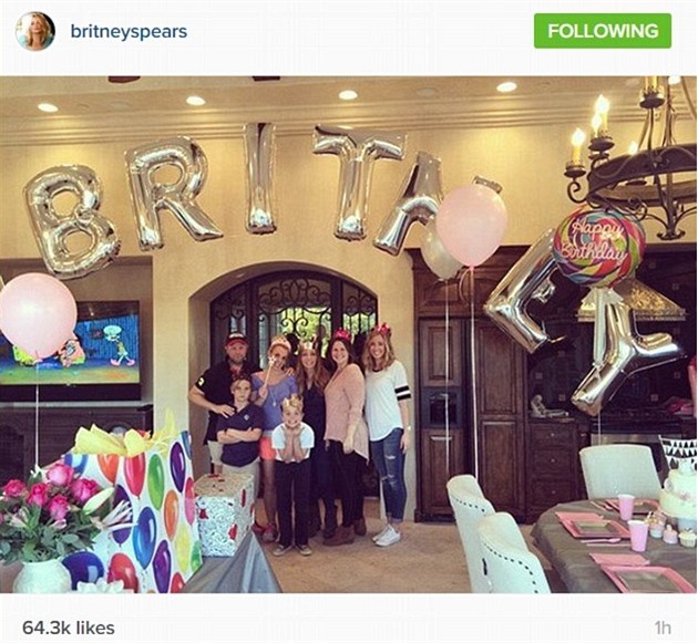 Britney slavila jak dít, s balonky od Miley Cyrus