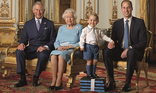 Královna Alžběta II., její syn Cahrles, vnuk William a ten nejroztomilejší,...