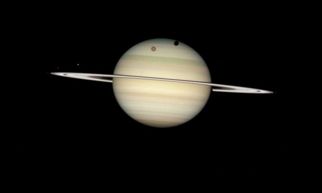 Vzácný moment - fotografie zachytila stín měsíce Saturnu.