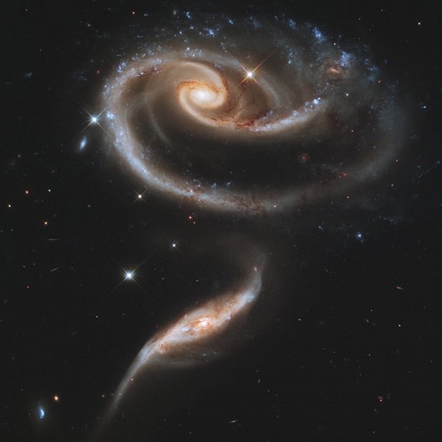 Vzájemná interakce dvou galaxií.