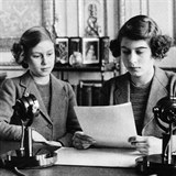 Alžběta a její mladší sestra Markéta se připravují na rozhlasové vysílání...