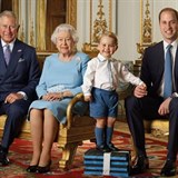 Královna Alžběta II. a tři dědicové trůnu. Korunní princ Charles, princ William...