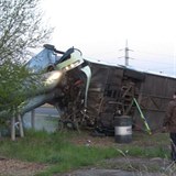 Autobus skonil na boku po srce s osobnm vozem.