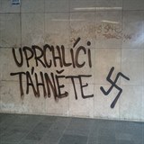V metru na Karlově náměstí vandalové nasprejovali protiuprchlické nápisy a...