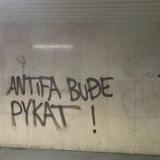 Metro na karlově náměstí bylo posprejováno i nápisy proti antifašistické...
