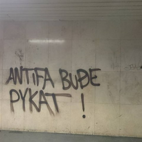 Metro na karlov nmst bylo posprejovno i npisy proti antifaistick...