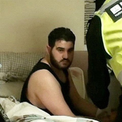 Jamala Owdu, kter� byl hlavou gangu pa�uj�c�ho uprchl�ky do Evropy, zadr�eli policist� v hotelu v Liverpoolu. Nyn� se zuby nehty br�n� deportaci do �ecka.