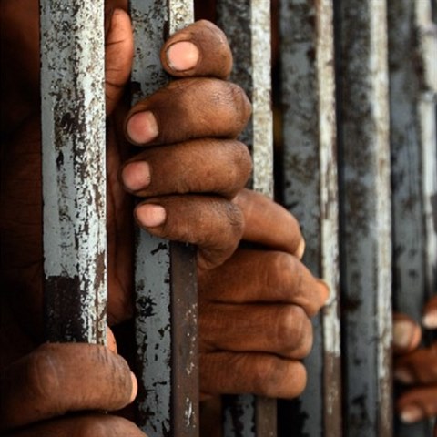 Ve Velk� Brit�nii je v�zn�no mnoho cizinc�, kte�� po propu�t�n� maj� b�t za sp�ch�n� trestn�ho �inu deportov�ni. Mnoh�m se v�ak da�� se deportaci vyh�bat a ��daj� v zemi o azyl.