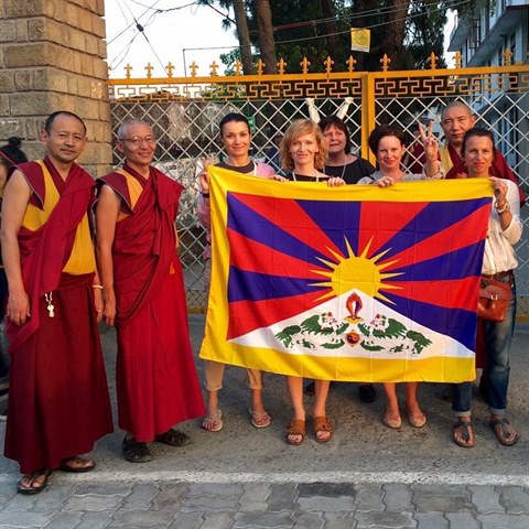 Herečka s kamarádkami se v Indii vyfotila s mnichy před tibetskou vlajkou.