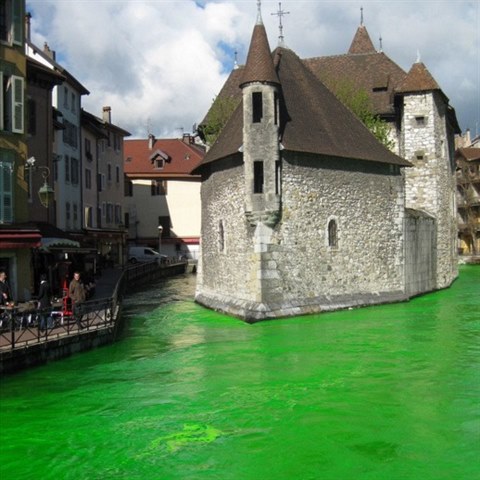 Ochrani v dvancti francouzskch departementech zbarvili vodu fluoresceinem.