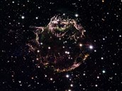 Zbytky po výbuchu supernovy Kasiopeja.