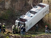 Na Chomutovsku se v pátek veer srazil autobus a osobní auto. (Ilustraní foto)