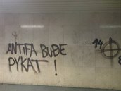 Metro na karlov námstí bylo posprejováno i nápisy proti antifaistické...