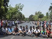 Bangladétí studenti protestují proti vradám liberáln smýlejících lidí.
