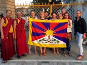 Hereka s kamarádkami se v Indii vyfotila s mnichy ped tibetskou vlajkou.