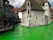 Ochranái v dvanácti francouzských departementech zbarvili vodu fluoresceinem.