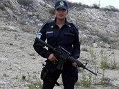Nilda Garcia Montoyaová, kdy jet pózovala jako policistka.