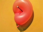 Balónek lze propíchnout hebíkem tak, aby nepraskl. Ale jak?