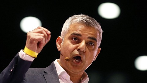 Sadiq Khan bude novým starostou Londýna.