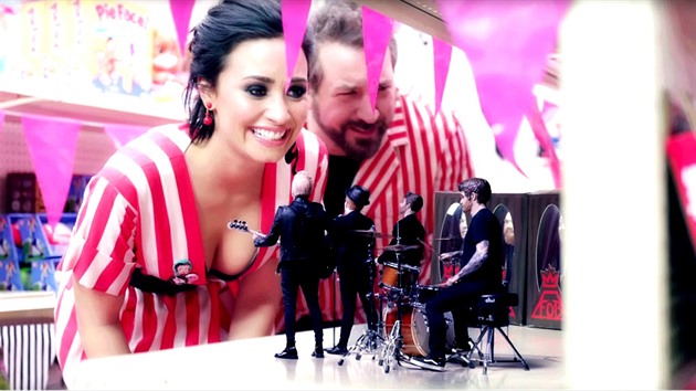 Demi Lovato a Fall Out Boy parodují v novém videu 'N Sync!