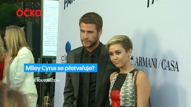 Miley Cyrus se petvauje?