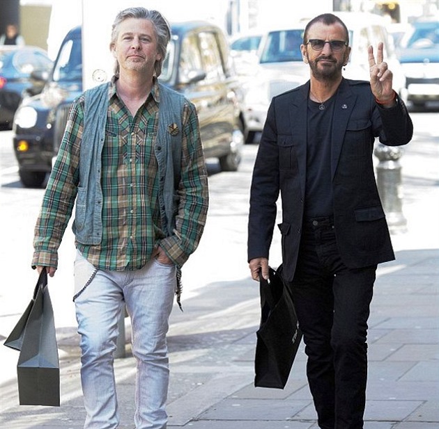 Ringo Starr (vpravo) se synem na nákupech. Slavný ex-Brouk vypadá neuviteln.