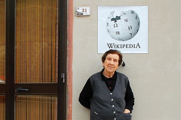 Jedna z nejstarch obyvatelek vesnice coby moudr Wikipedie.