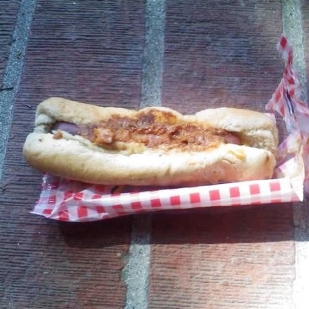 Pomuchlan hotdog. Dali byste si? My taky ne.