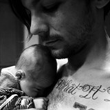 Seznamte se! Freddie Reign - syn Louise Tomlinsona!