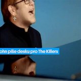 Elton John pe desku pro The Killers