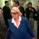 Vera Coking odchz od soudu s Donaldem Trumpem v roce 1997.