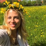 Eva Perkausová je s květinovou čelenkou okouzlující.