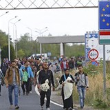 Proud ilegálních migrantů se z Maďarska čím dál častěji pokouší proniknout na...