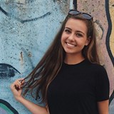 D�vka u� v�, �e kdy� jde na um�l� op�len�, nesm� po n�m plakat. Jinak by nebyla tak kr�sn�.