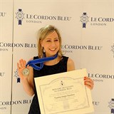 Kateina Bursikov Jacques se pyn diplomem z londnsk kuchask koly.