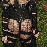 Madonna ukázala prsa i zadnici.