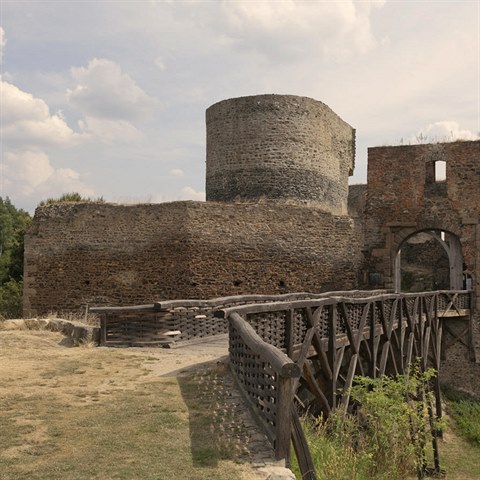 Zcenina hradu Krakovec le na hranici CHKO Kivokltsko.
