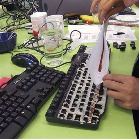 Pokud m v kolega rozpojitelnou a nejlpe starou klvesnic, zasate do n do mokrho podlo njak ty klky...