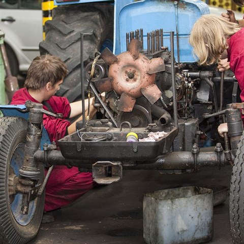 Mechanik zemdlskch stroj m nstupn plat a 40 tisc.