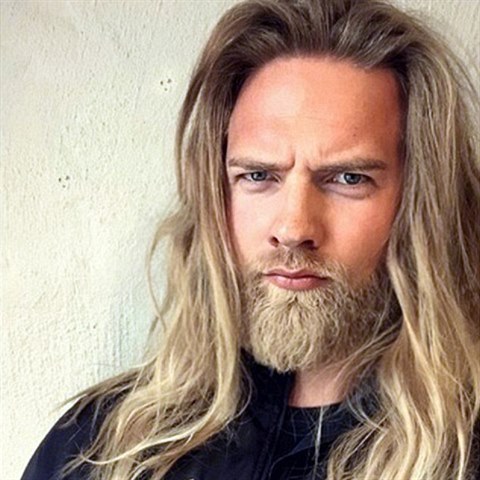 Kvli jeho vzhledu mnoho lid pezdv Lassemu sexy viking. On si z toho tkou...