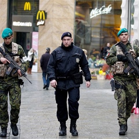 Vojci byli do ulic nasazeni v reakci na teroristick toky v Bruselu.