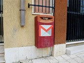 Potovní schránky jsou polepeny logem Gmailu.